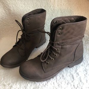 NWOT WOMEN's Rock & Candy Spray-Paint Brown Combat Boots